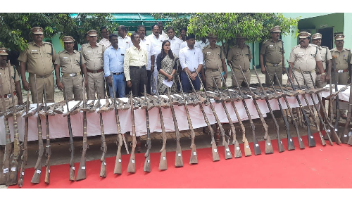 ஓசூர் வன உயிரின காப்பாளர் அலுவலகத்தில்  கள்ள நாட்டு துப்பாக்கிகளை ஒப்படைக்கும் நிகழ்ச்சி