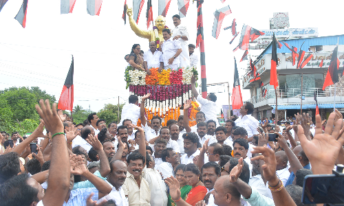 கிருஷ்ணகிரி கிழக்கு மாவட்ட தி.மு.க. செயலாளர்  மதியழகன் எம்.எல்.ஏ.வுக்கு உற்சாக வரவேற்பு