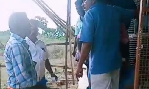 ஆலங்குளம் அருகே டாஸ்மாக் கடையில் மீதி சில்லறை கேட்டவரை தாக்க முயன்ற விற்பனையாளர்-சமூக வலைதளங்களில் வீடியோ வைரல்