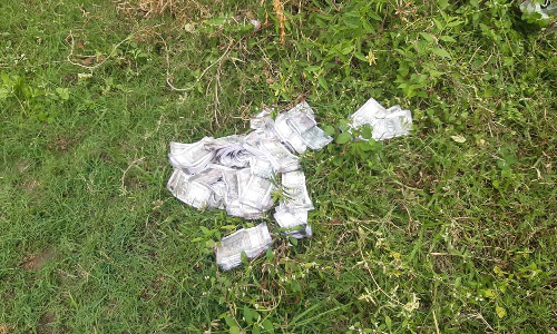 சென்னை நெடுஞ்சாலையில் பறந்த 500 ரூபாய் கள்ள நோட்டுகள்- பொதுமக்கள் போட்டி போட்டு எடுத்ததால் பரபரப்பு