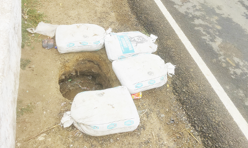 சாலையோரம் ஆபத்தான பள்ளம்