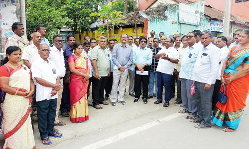 எல்.ஐ.சி. கிளை அலுவலகம் முன்பு முகவர் சங்கத்தினர் ஆர்ப்பாட்டம்