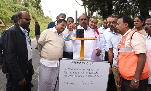 நீலகிரி மாவட்டத்தில்  53 சாலைகளில் மண்சரிவு அபாயம் -அமைச்சர் எ.வ.வேலு பேட்டி