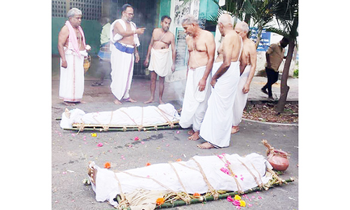 தாய் இறந்த அதிர்ச்சியில் மகன் சாவு