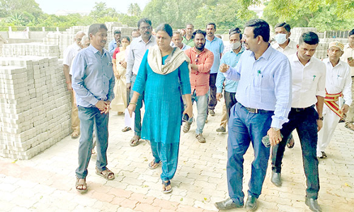 அன்னை சத்யா விளையாட்டு மைதானத்தில் பல்வேறு வளர்ச்சி பணிகள்- அதிகாரி ஆய்வு