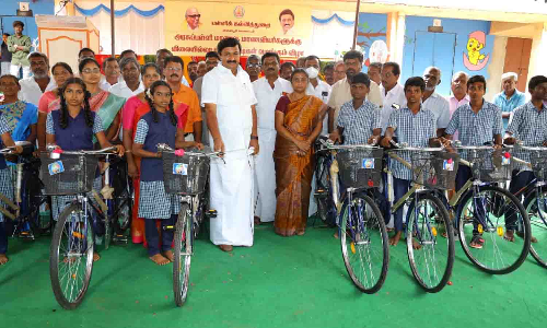 வெள்ளகோவிலில் மாணவர்களுக்கு விலையில்லா சைக்கிள் அமைச்சர் மு.பெ.சாமிநாதன் வழங்கினார்