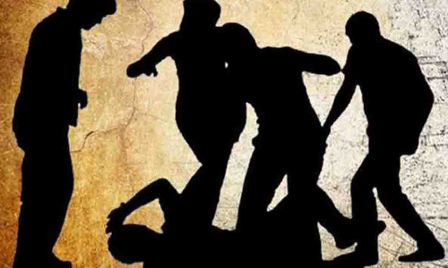 பல்லடத்தில் பொது இடத்தில் தகராறில் ஈடுபட்ட 2 வாலிபர்கள் கைது