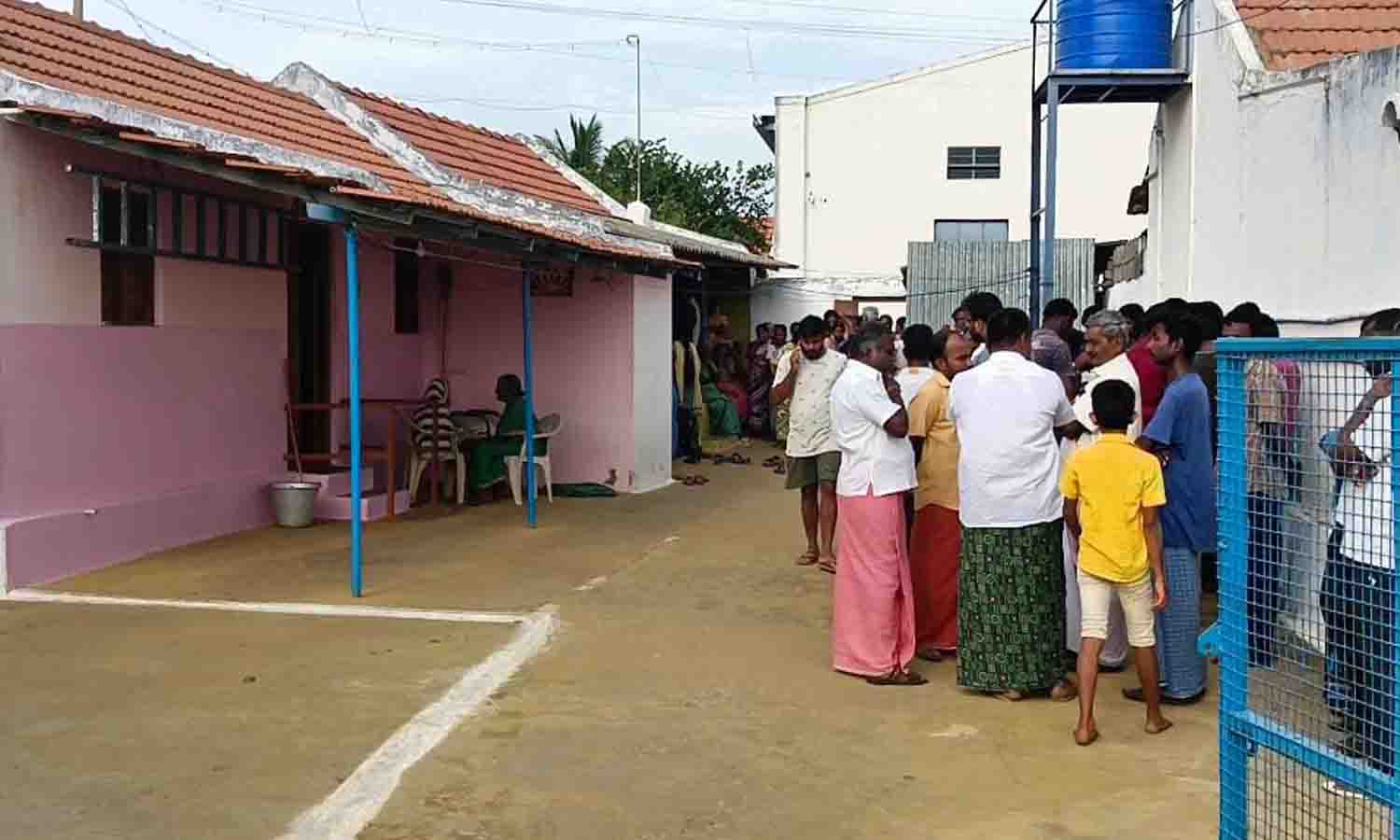 பல்லடத்தில் மனைவி கொன்று கணவன் தற்கொலை? போலீசார் தீவிர விசாரணை பல்லடத்தில் மனைவி கொன்று கணவன் தற்கொலை? போலீசார் தீவிர விசாரணை