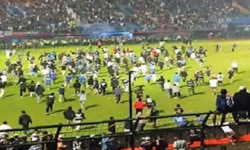 இந்தோனேசியாவில் சோகம் - கால்பந்து மைதானத்தில் ஏற்பட்ட கலவரத்தில் சிக்கி 127 பேர் பலி