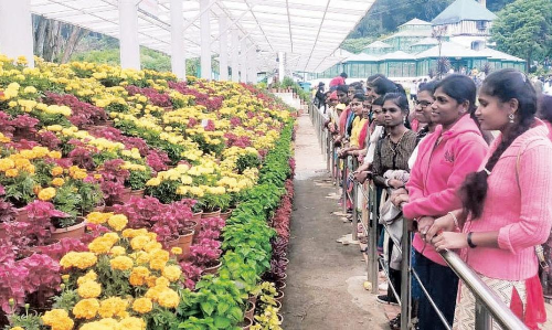 தொடர் விடுமுறை: ஊட்டியில் குவிந்த சுற்றுலா பயணிகள்