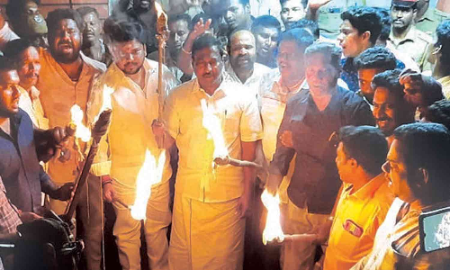 மின்தடையால் புதுவை இருளில் மூழ்கியது- நள்ளிரவு வரை நீடித்த மறியல் போராட்டம்