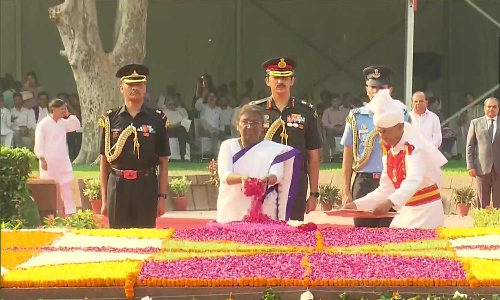 மகாத்மா காந்தி நினைவிடத்தில் ஜனாதிபதி திரவுபதி முர்மு மரியாதை