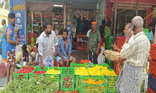 தோவாளை பூ சந்தையில் அலைமோதிய மக்கள் கூட்டம்