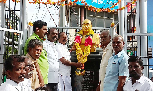 வெட்டூர்ணிமடத்தில் காமராஜர் சிலைக்கு மாலை அணிவிப்பு