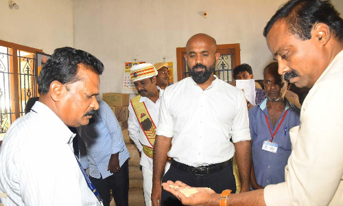 ரேசன் கடையில் கலெக்டர் சோதனை