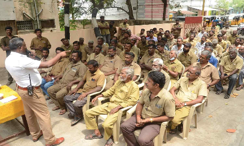 நடுரோட்டில் ஆட்டோவை நிறுத்தி ஆட்கள் ஏற்றக்கூடாது