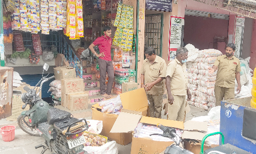 பாலக்கோடு பகுதியில்   தடை செய்யப்பட்ட பிளாஸ்டிக், குட்கா பொருட்கள் பறிமுதல்