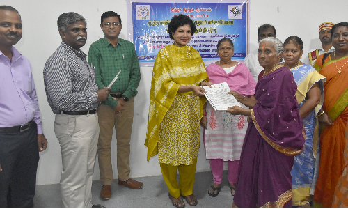 புதுக்கோட்டையில் சர்வதேச முதியோர் தின விழா -மூத்த வாக்காளர்களுக்கு கலெக்டர் பாராட்டு