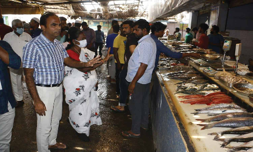 அதிகாரிகள் அதிரடியால் மீன் மார்க்கெட்டில் கடைகள் மூடப்பட்டன