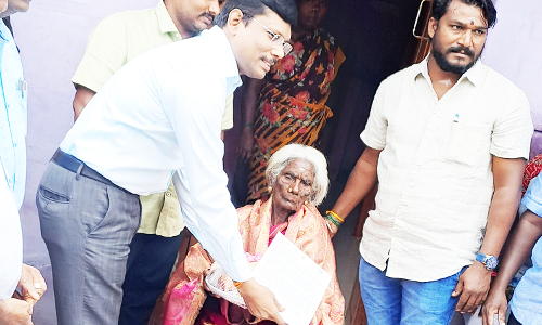 102 வயது மூதாட்டிக்கு கலெக்டர் முருகேஷ் வாழ்த்து மடல்