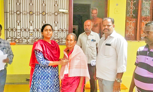 சங்கரன்கோவிலில் மூத்த குடிமக்களை கவுரவித்த ஆர்.டி.ஓ.