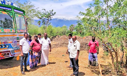 கடையம் அருகே  விளை நிலங்களில் கொட்டப்பட்ட கழிவுகள் அகற்றம் - பஞ்சாயத்து தலைவர் அதிரடி நடவடிக்கை