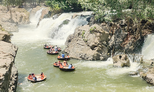 தொடர் விடுமுறை என்பதால்   ஒகேனக்கல்லில் குவிந்த சுற்றுலா பயணிகள்