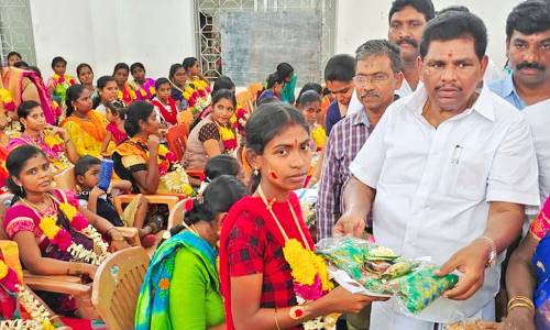 உடன்குடி யூனியன் அலுவலகத்தில்  சமுதாய வளைகாப்பு விழா- அமைச்சர் அனிதா ராதாகிருஷ்ணன் சீர்வரிசை பொருட்களை வழங்கினார்