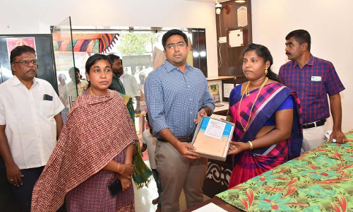 நெல்லையில் தீபாவளி கதர் சிறப்பு தள்ளுபடி விற்பனை - கலெக்டர் தொடங்கி வைத்தார்