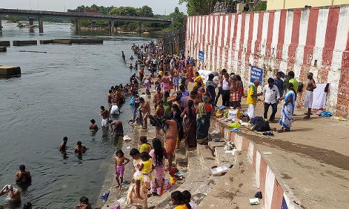 பவானி கூடுதுறையில் குவிந்த பக்தர்கள்