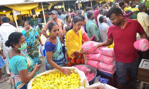 கோவையில் ஆயுத பூஜையையொட்டி பூக்கள் விலை உயர்வு