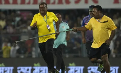 கிரிக்கெட் மைதானத்திற்குள் நுழைந்த பாம்பு- அதிர்ச்சியடைந்த வீரர்கள்