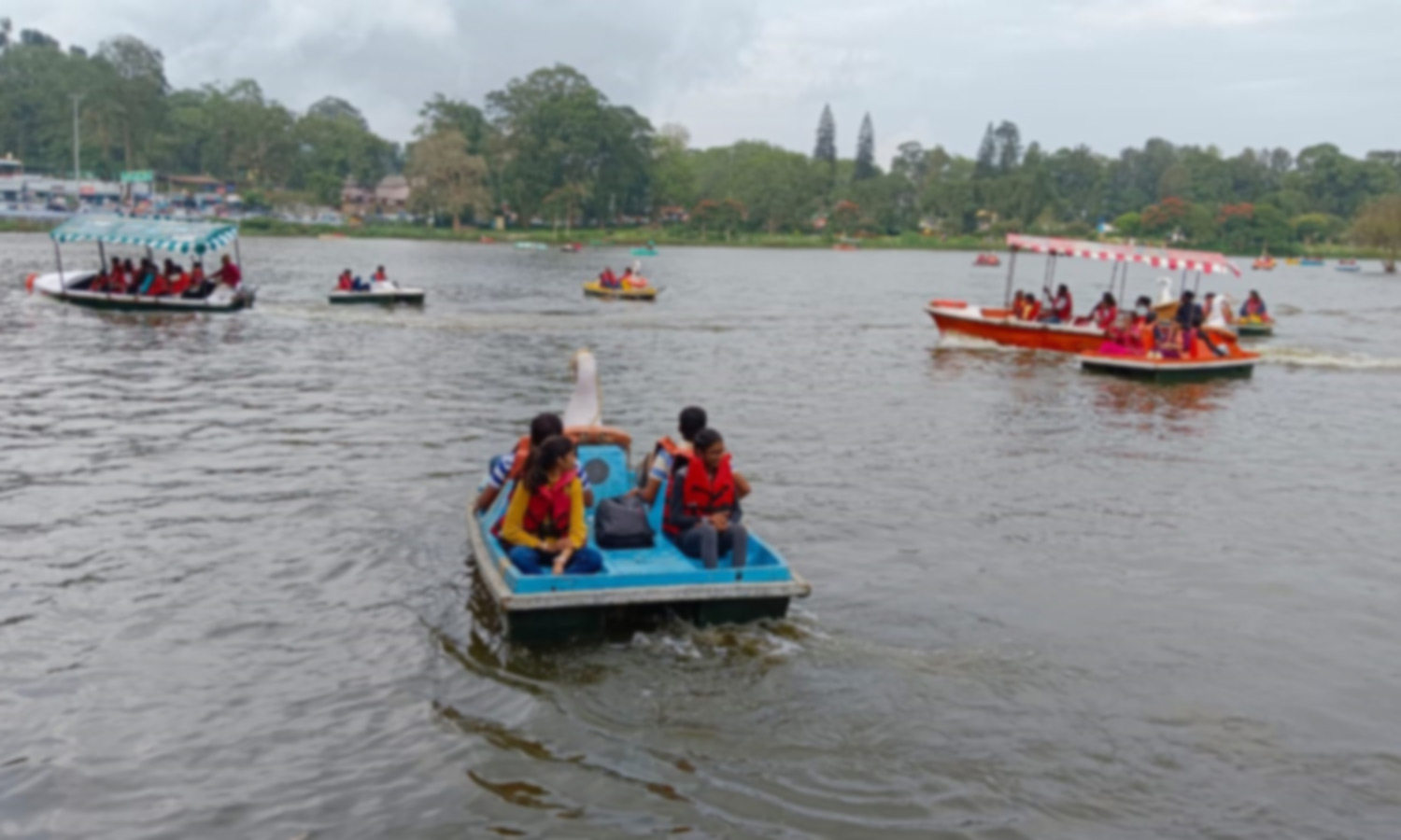 ஆயுத பூஜை, காலாண்டு விடுமுறையையொட்டி ஏற்காட்டில் சுற்றுலா பயணிகள் படையெடுப்பு