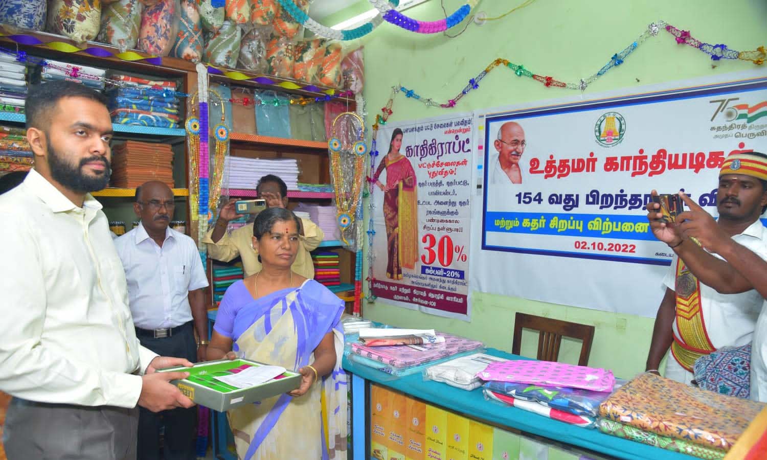 பாவூர்சத்திரத்தில் தீபாவளி கதர் சிறப்பு விற்பனை- கலெக்டர் தொடங்கி வைத்தார் பாவூர்சத்திரத்தில் தீபாவளி கதர் சிறப்பு விற்பனை- கலெக்டர் தொடங்கி வைத்தார்