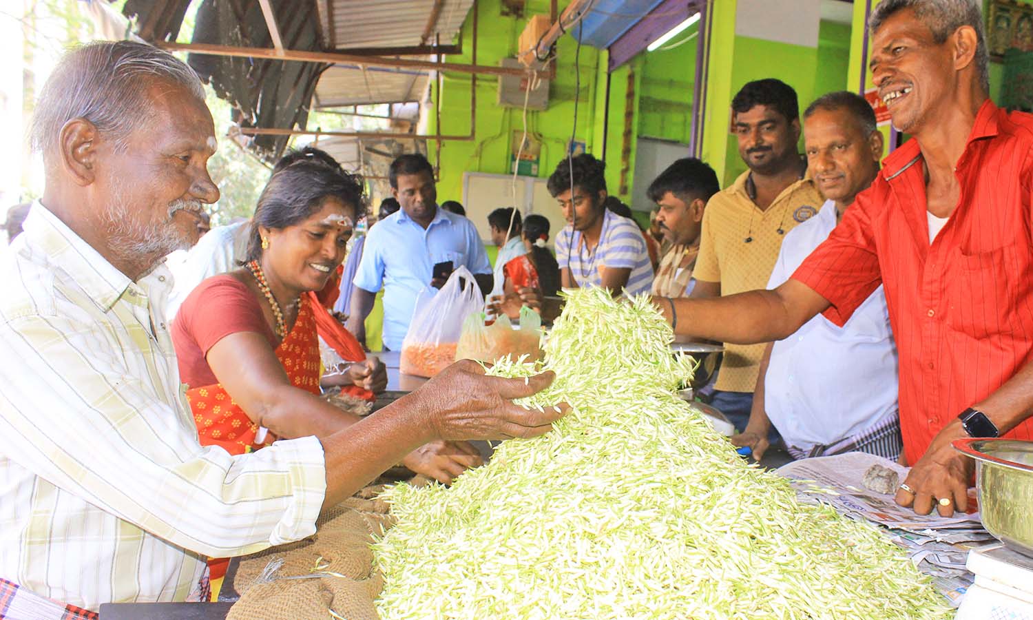 சரஸ்வதி பூஜை, ஆயுதபூஜையை யொட்டி நெல்லை மார்க்கெட்டுகளில் திரண்ட பொது மக்கள்- பூ, பொரி, பூஜை பொருட்கள் விற்பனை மும்முரம் சரஸ்வதி பூஜை, ஆயுதபூஜையை யொட்டி நெல்லை மார்க்கெட்டுகளில் திரண்ட பொது மக்கள்- பூ, பொரி, பூஜை பொருட்கள் விற்பனை மும்முரம்