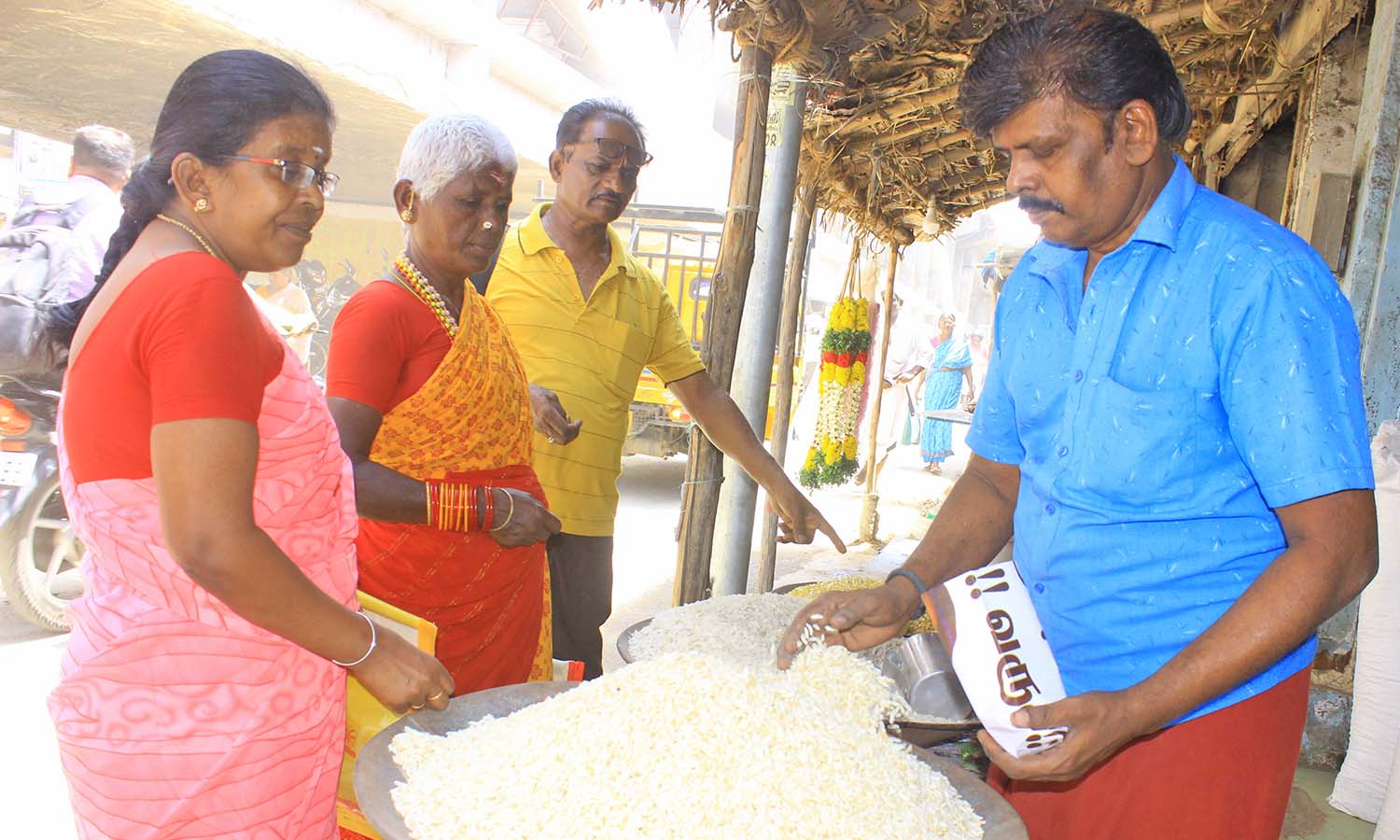 சரஸ்வதி பூஜை, ஆயுதபூஜையை யொட்டி நெல்லை மார்க்கெட்டுகளில் திரண்ட பொது மக்கள்- பூ, பொரி, பூஜை பொருட்கள் விற்பனை மும்முரம் சரஸ்வதி பூஜை, ஆயுதபூஜையை யொட்டி நெல்லை மார்க்கெட்டுகளில் திரண்ட பொது மக்கள்- பூ, பொரி, பூஜை பொருட்கள் விற்பனை மும்முரம்