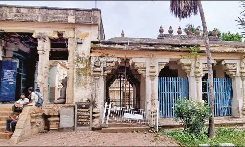 விரிசல் ஏற்பட்டு 4 ஆண்டுகளாகியும் சீரமைக்கப்படாத திருவாரூர் தியாகராஜர் கோவில் நடைபாதை மண்டபம்