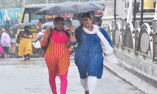 குமரி மாவட்டம் முழுவதும் சாரல் மழை