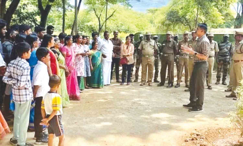 வன உயிரின வார விழாவையொட்டி உடுமலையில் சுற்றுலா பயணிகளுக்கு வன விலங்குகள் பாதுகாப்பு குறித்த விழிப்புணர்வு