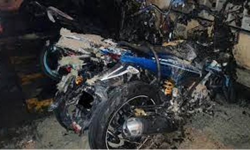 15 மோட்டார் சைக்கிள்கள் தீயில் எரிந்து நாசம்