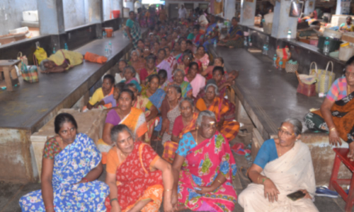 ஏலம் விட தடைக்கு எதிர்ப்பு- புதுவையில் மீன் விற்பனையை நிறுத்தி மீனவர்கள் போராட்டம்