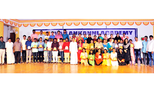 நீட் தேர்வு:  பர்கூர் வேளாங்கண்ணி அகாடமி மாணவர்கள் சாதனை  -தம்பிதுரை எம்.பி. பரிசுகளை வழங்கினார்