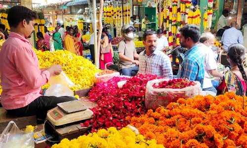 நாளை ஆயுத பூஜை  கடலூரில் பூக்களின்   விலை கிடு கிடு உயர்வு