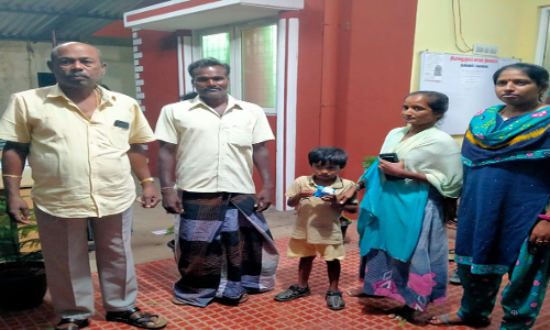 திருக்கோவிலூர் அருகே  தொலைந்து போன சிறுவனை பெற்றோரிடம் ஒப்படைத்த போலீசார்