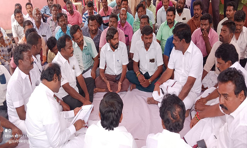 டோல்கேட் ஊழியர்கள் போராட்டம் நீடிப்பு கட்டணமின்றி அணி வகுத்து செல்லும் வாகனங்கள்