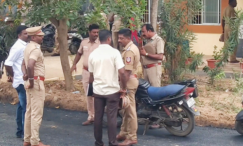 கடலூரில்  பரபரப்பு சுருக்கு மடி வலையுடன்  வந்த மீனவர்கள் விரட்டியடிப்பு  பதட்டம்- போலீஸ் குவிப்பு