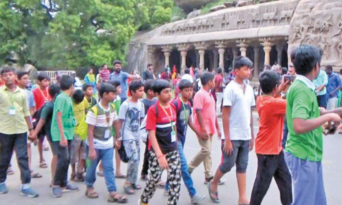 விடுமுறை தினத்தையொட்டி மாமல்லபுரத்தில் குவிந்த சுற்றுலா பயணிகள்