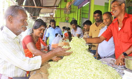 சரஸ்வதி பூஜை, ஆயுதபூஜையை யொட்டி நெல்லை மார்க்கெட்டுகளில் திரண்ட பொது மக்கள்- பூ, பொரி, பூஜை பொருட்கள் விற்பனை மும்முரம்