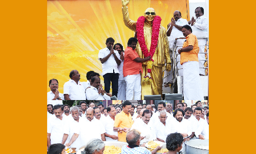 அமைச்சர் எ.வ.வேலு தலைவர்கள் சிலைக்கு மாலை அணிவிப்பு