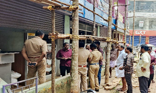 குழித்துறையில் பேக்கரியை உடைத்து ரூ.1 லட்சம் கொள்ளை